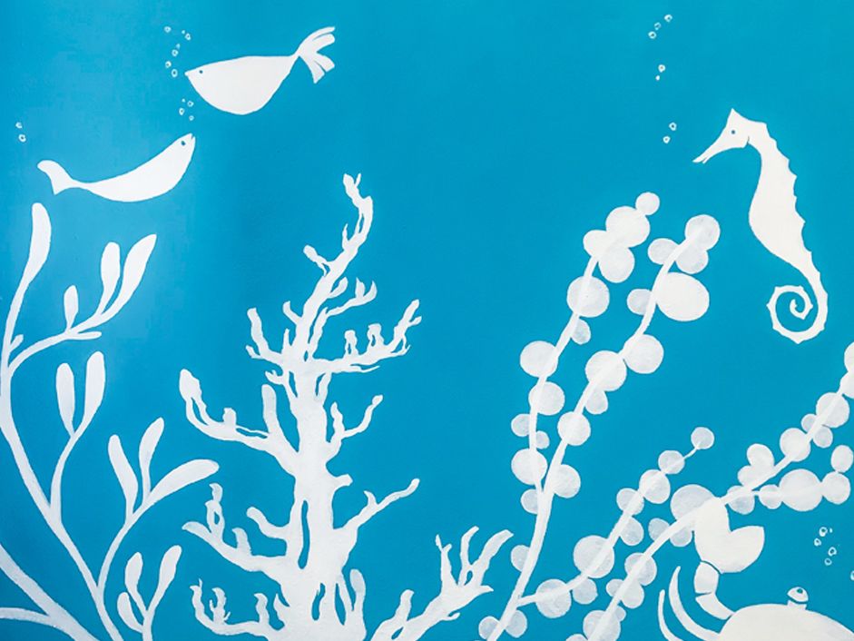 Decorazione a tema marittimo realizzata a mano su parete interna, pesci, cavalluccio e vegetazione marina stilizzata dipinta di bianco su fondo turchese di turchese