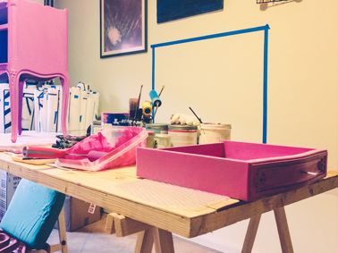 Decorazione eseguta a mano su mobile in legno