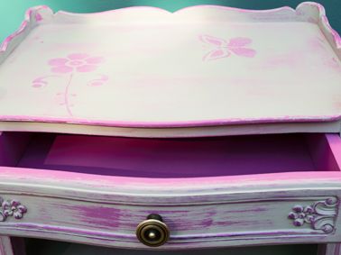 Decorazione eseguta a mano su mobile  in legno