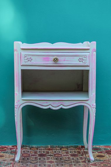 Decorazione eseguta a mano su mobile in legno