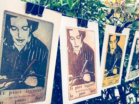 fotoincisione, cartoline stese ad un filo con l'immagine di un uomo che legge