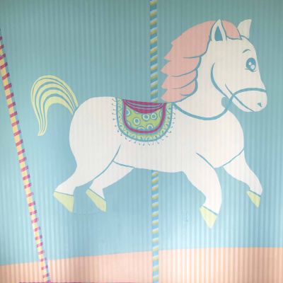 Cavallino delle giostre dipinto su parete con colori dalle tonalità vintage