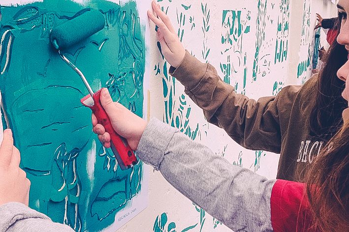 Disegnare con lo Stencil scuola media, laboratorio, dipinto murale, ragazze che dipingono, stencil
