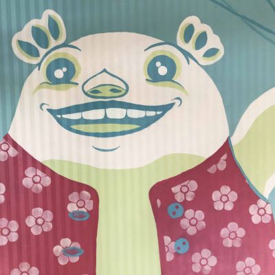 Orso bianco Fiorino che sorride e tiene nella zampa dei palloncini colorati, dipinto su parete con colori dalle tonalità vintage