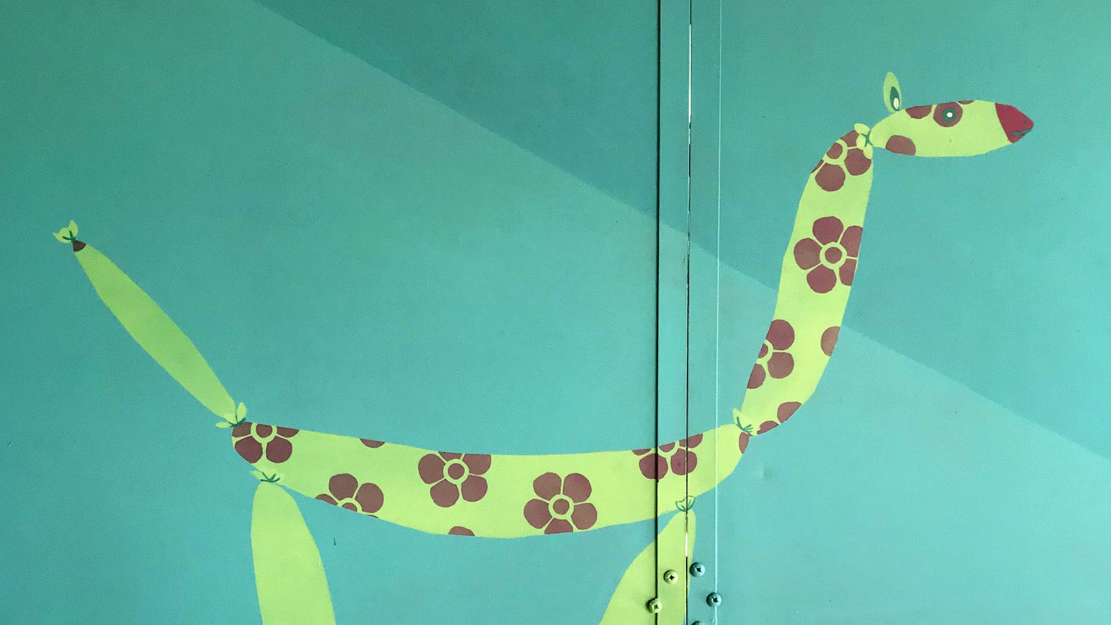 Disegno di palloncino da giocoliere a forma di cagnolino, decorato con motivo di fiori ross