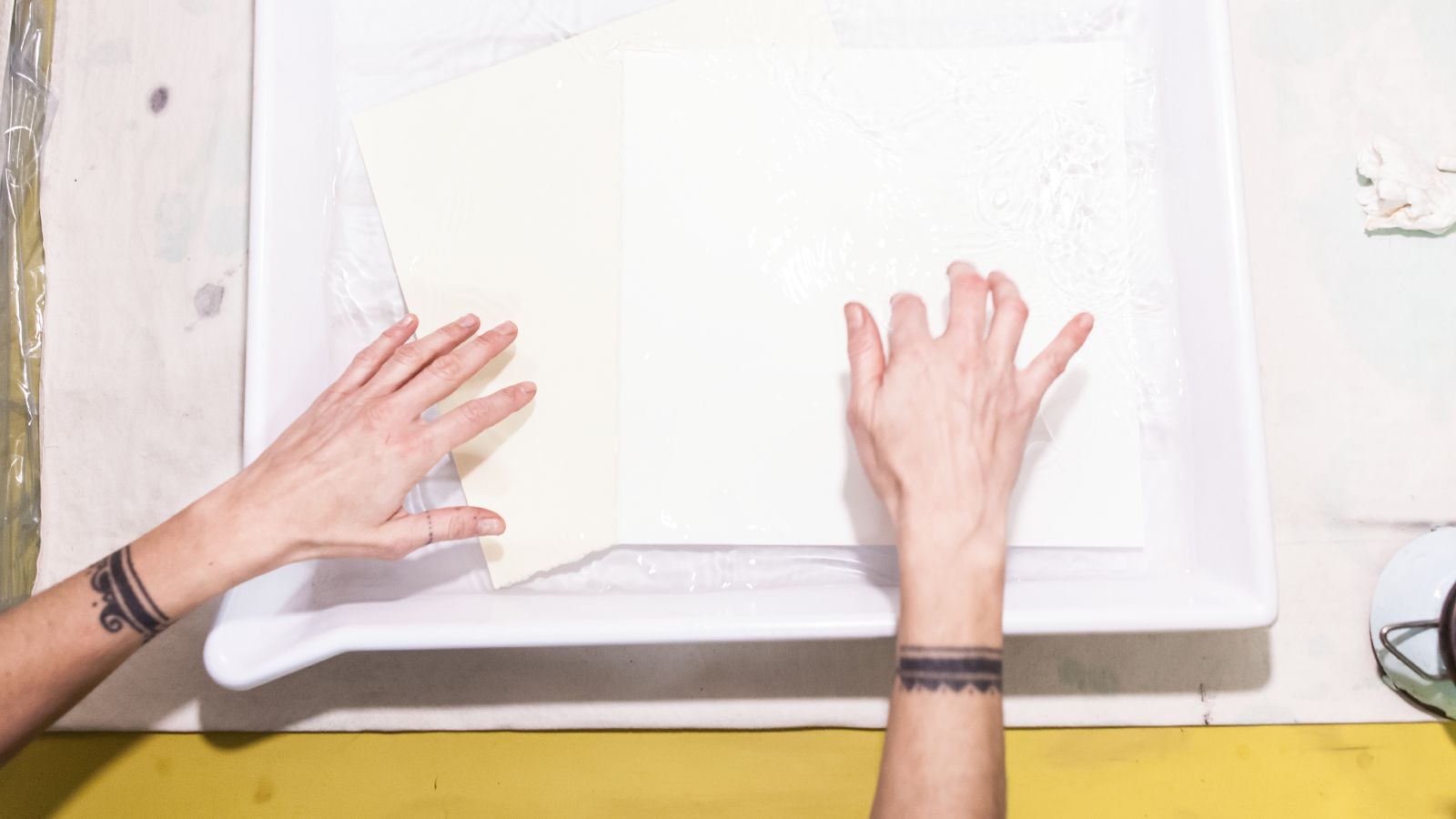 mani e carta in ammollo per procedimento di stampa calcografica(foto di Paolo Zapparoli)