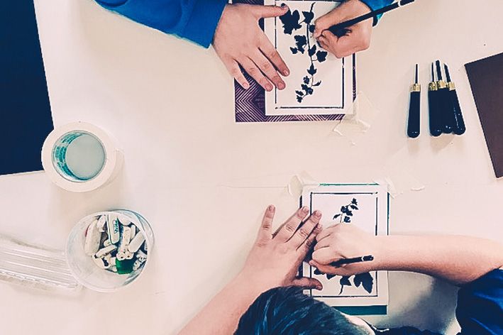 Laboratori artistico-espressivi. Bambini che disegnano su una tavoletta di linoleum