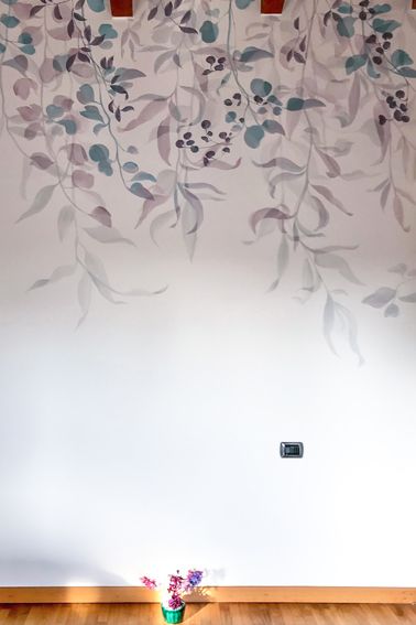 Decorazione eseguta a mano su parete interna, foglie effetto acquerello