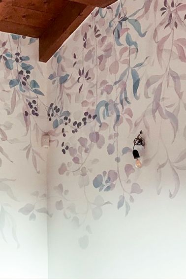 Decorazione eseguta a mano su parete interna, foglie effetto acquerello