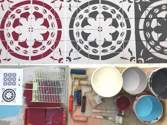 Decorazione con motivi floreali dipinti su pavimentazione esterna e barattoli di colorefiori stilizzati, stencil