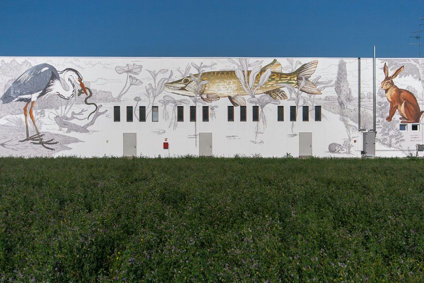 Dipinto murale realizzato a mano su parete esterna
