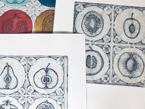 acquaforte, stampa artistica che raffigura una serie di frutti sezionati a metà