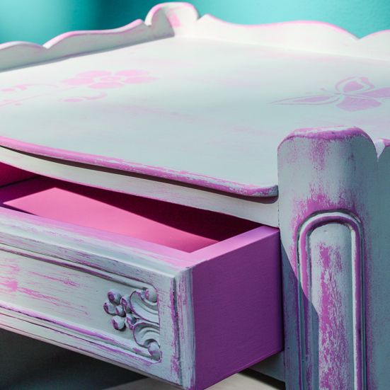 Decorazione a mano su comodino in legno