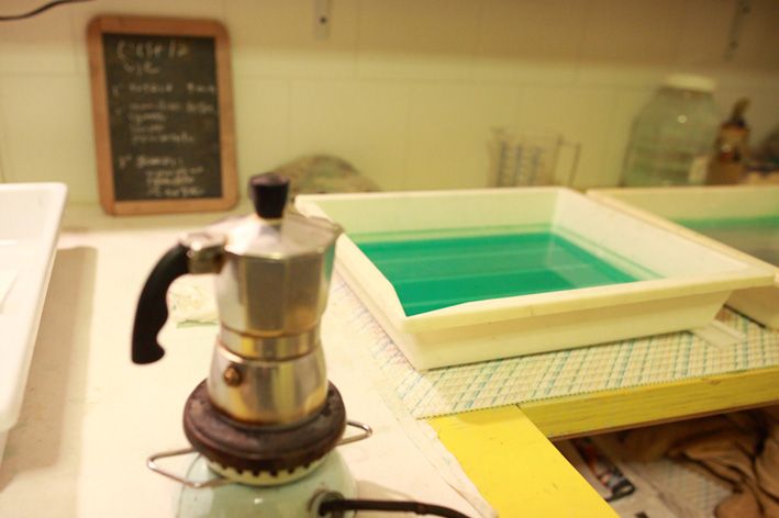 moca del caffè in un laboratorio di incisione, vasche con bagno di morsura